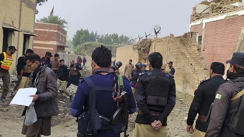 Các quan chức an ninh kiểm tra thiệt hại tại địa điểm xảy ra vụ đánh bom tại đồn cảnh sát ở ngoại ô Dera Ismail Khan, Pakistan, ngày 12/12/2023. Ảnh: AP