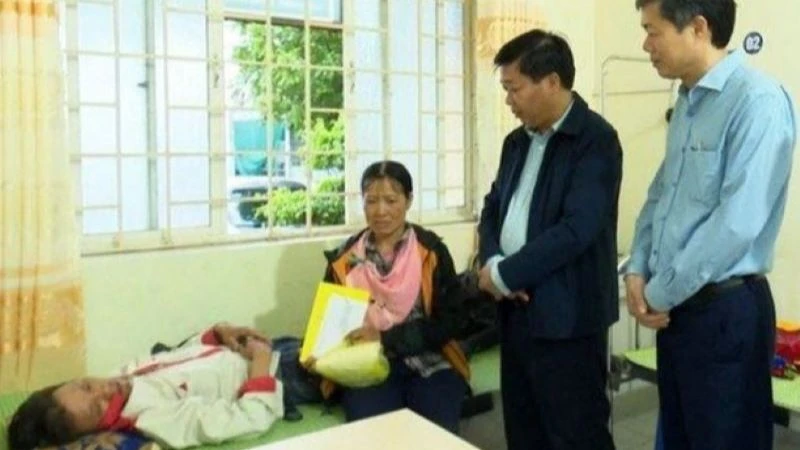 Lãnh đạo tỉnh Thái Bình và huyện Thái Thụy thăm hỏi người bị thương trong vụ tai nạn lao động nghiêm trọng chiều 12/12. (Ảnh: CTV)