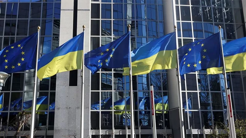 Cờ của EU và Ukraine bên ngoài trụ sở Nghị viện EU tại Brussels, Bỉ, ngày 28/2/2022. Ảnh: Reuters