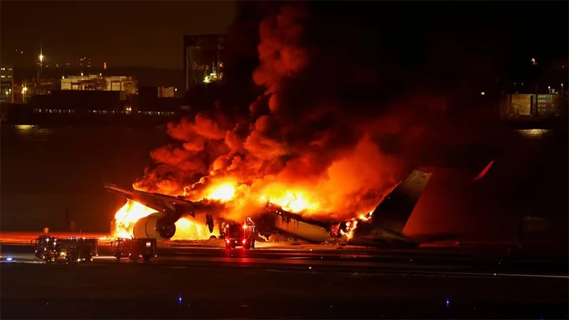 Máy bay A350 của Japan Airlines vẫn đang bốc cháy tại sân bay quốc tế Haneda, Nhật Bản, ngày 2/1/2024. (Ảnh: Reuters)