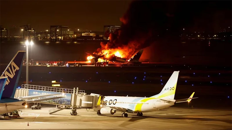 Ngọn lửa đã nhanh chóng bủa vây máy bay bất chấp nỗ lực dập lửa của lực lượng cứu hỏa.