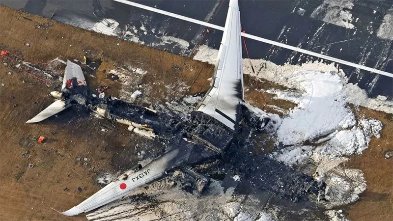Toàn cảnh máy bay bị thiêu rụi trên sân bay Haneda. (Ảnh: REUTERS)