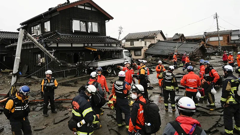 Lực lượng cứu hỏa và cảnh sát tiến hành công tác tìm kiếm và cứu nạn tại thành phố Suzu, tỉnh Ishikawa, Nhật Bản, ngày 3/1/2024. (Ảnh: KYODO)
