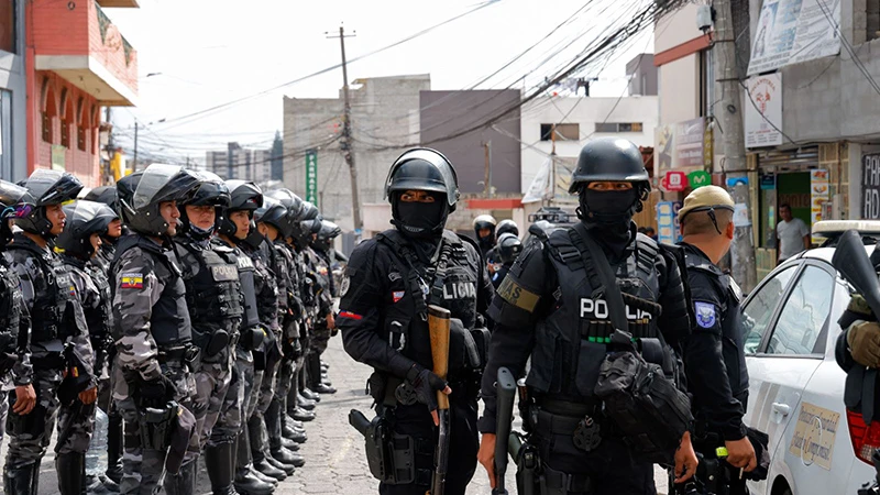 Cảnh sát rời khỏi nhà tù El Inca sau một chiến dịch an ninh do bạo loạn, sau sự biến mất của Jose Adolfo Macias, thủ lĩnh nhóm tội phạm Los Choneros, ở Quito, Ecuador, ngày 8/1/2024. (Ảnh: REUTERS)