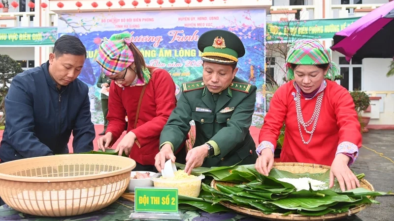 Lãnh đạo Bộ Chỉ huy Bộ đội Biên phòng tỉnh Hà Giang cùng người dân gói bánh chưng.