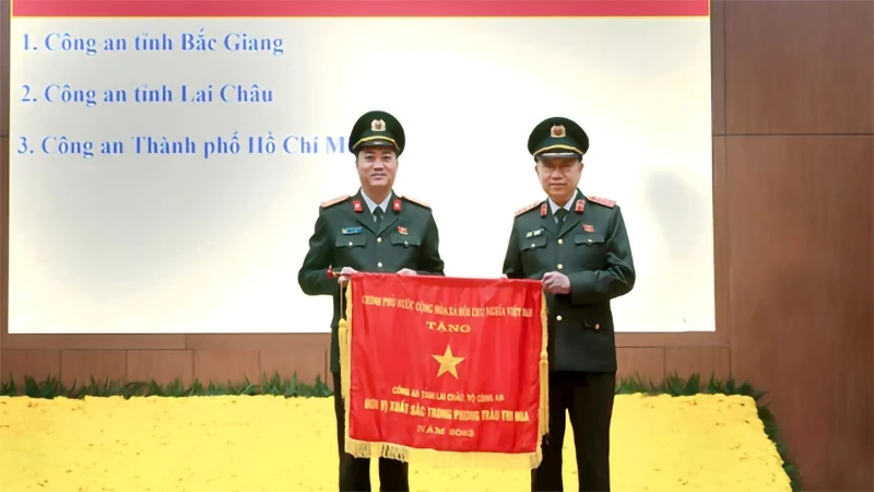 Bộ trưởng Tô Lâm trao cờ thi đua của Chính phủ năm 2023 cho Công an tỉnh Lai Châu năm 2023 tại Hội nghị Công an toàn quốc.