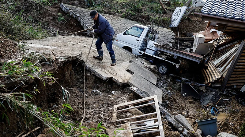 Anh Masatoshi Nakamae đi qua tuyến đường bị hư hại tại thành phố Wajima, tỉnh Ishikawa, sau trận động đất ngày 1/1/2024. (Ảnh: REUTERS)