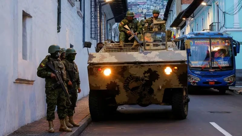 Xe bọc thép chở các binh sĩ tuần tra tại khu trung tâm thành phố Quito, ngày 9/1/2024. (Ảnh: REUTERS)