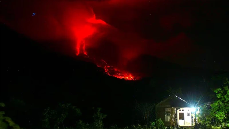 Dung nham phun trào từ núi lửa Lewotobi Laki-laki, ngày 14/1/2024. (Ảnh: ANTARA)