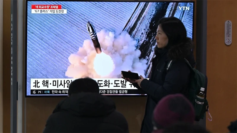 Người dân tại Seoul, Hàn Quốc theo dõi bản tin truyền hình về vụ phóng tên lửa của Triều Tiên ngày 14/1/2024. (Ảnh: AFP/TTXVN)