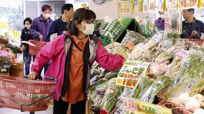 Người tiêu dùng mua sắm tại siêu thị ở Tokyo, Nhật Bản. (Ảnh: KYODO/TTXVN)