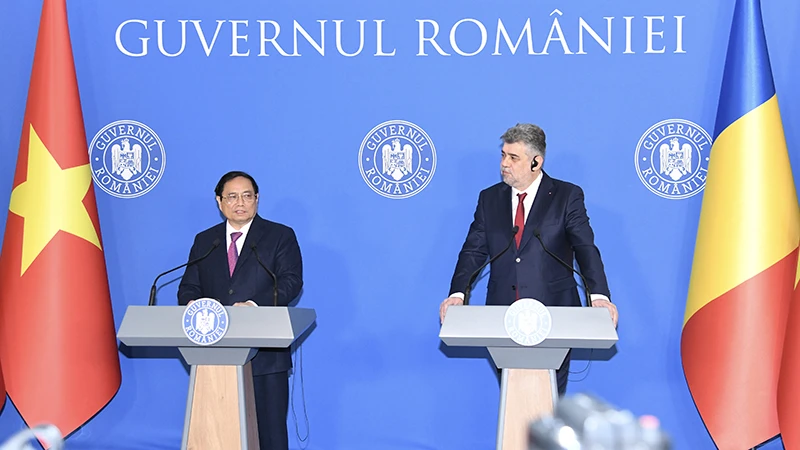 Thủ tướng Phạm Minh Chính và Thủ tướng Romania Ion-Marcel Ciolacu tại cuộc gặp gỡ, trao đổi thông tin với báo chí. 