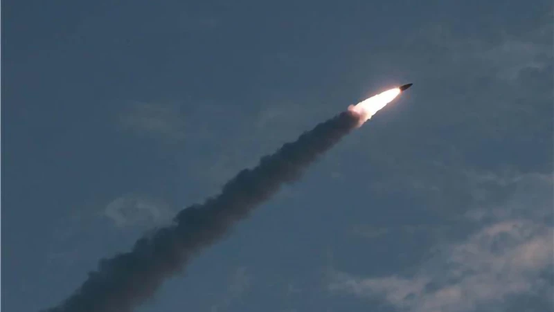 Một vụ phóng thử tên lửa đạn đạo tầm ngắn tại địa điểm bí mật của Triều Tiên. (Ảnh: AFP/TTXVN)