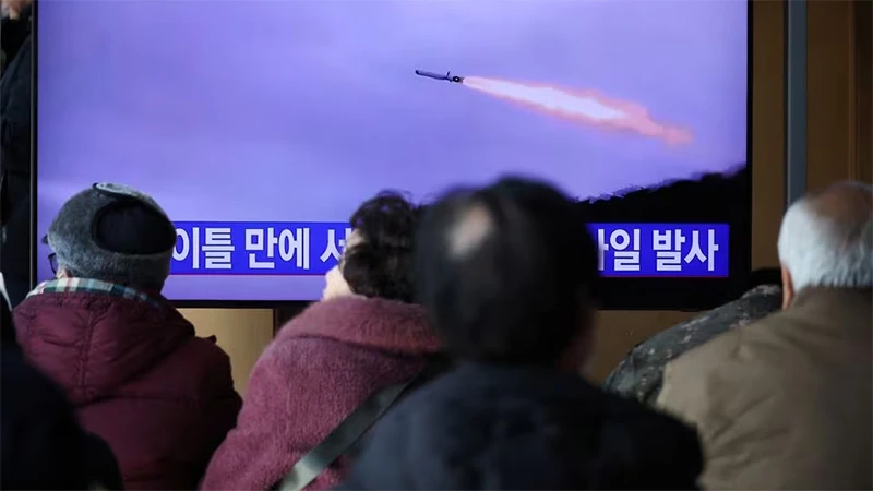 Người dân tại Seoul, Hàn Quốc, theo dõi bản tin về vụ phóng tên lửa của Triều Tiên, ngày 30/1/2024. Ảnh: REUTERS