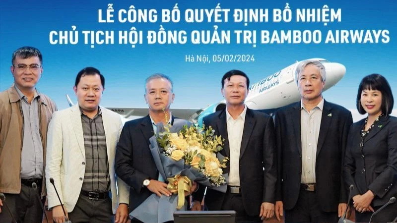 Tân Chủ tịch Hội đồng quản trị Bamboo Airways Phan Đình Tuệ (thứ ba từ trái sang) nhận hoa chúc mừng từ các thành viên Hội đồng quản trị và Ban Tổng Giám đốc.