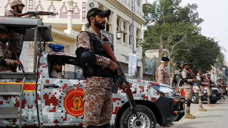 Lực lượng bán quân sự đứng gác trên một tuyến đường tại thành phố Karachi, Pakistan, ngày 7/2/2024. Ảnh: REUTERS