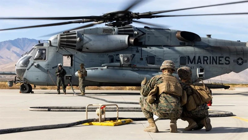 Binh sỹ Mỹ đứng cạnh chiếc trực thăng CH-53E Super Stallion. (Nguồn: Thủy quân lục chiến Mỹ)