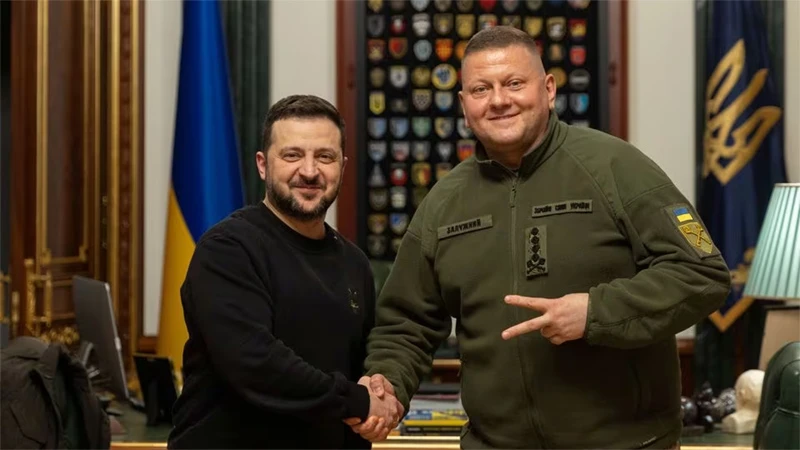 Tổng thống Ukraine Volodymyr Zelensky và ông Valery Zaluzhny tại Kiev, ngày 8/2/2024. Ảnh: REUTERS