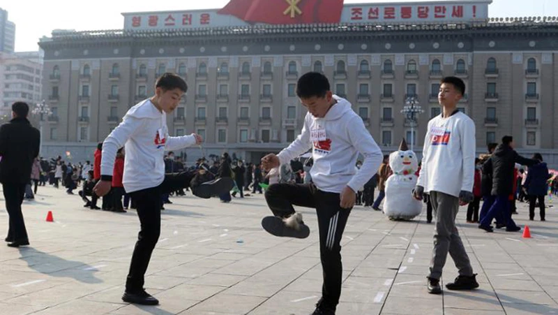 Thanh thiếu niên chơi trò chơi truyền thống tại Quảng trường Kim Nhật Thành, Triều Tiên, ngày 10/2/2024. Ảnh: AP-YONHAP