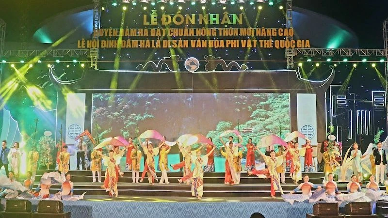 Chương trình nghệ thuật chào mừng Lễ công bố huyện Đầm Hà cán đích nông thôn mới nâng cao đầu tiên trong cả nước.