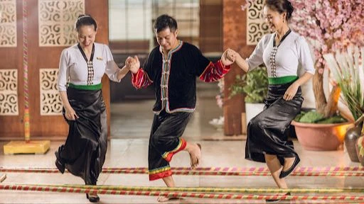 Nhảy sạp và điệu xòe Thái luôn tạo nên sự sôi động trong các dịp Tết Mường Thanh.