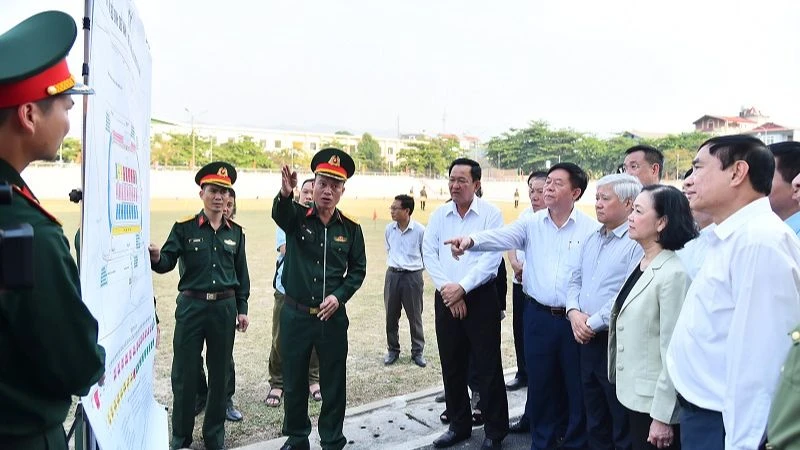 Đồng chí Trương Thị Mai cùng các thành viên đoàn công tác kiểm tra công tác chuẩn bị diễu binh diễu hành tại Sân vận động tỉnh Điện Biên.