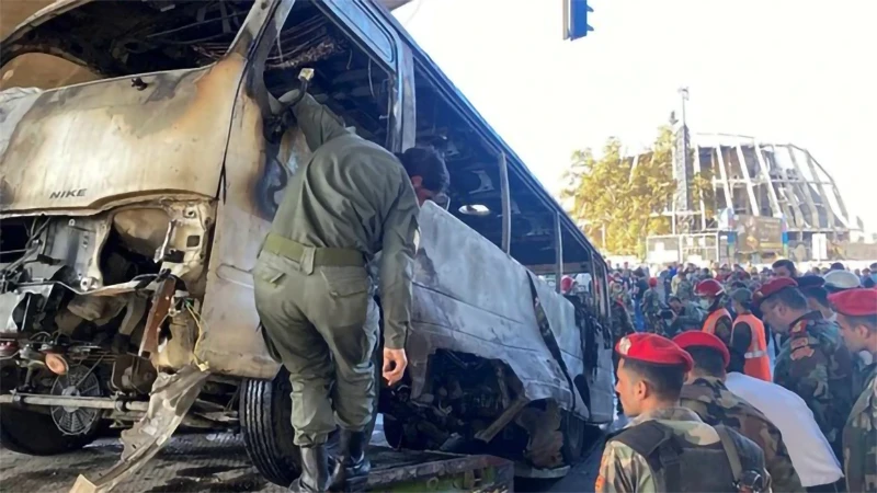 Lực lượng an ninh kiểm tra hiện trường vụ đánh bom nhằm vào xe buýt quân sự ở trung tâm Damascus (Syria), ngày 20/10/2021. (Ảnh: Reuters)