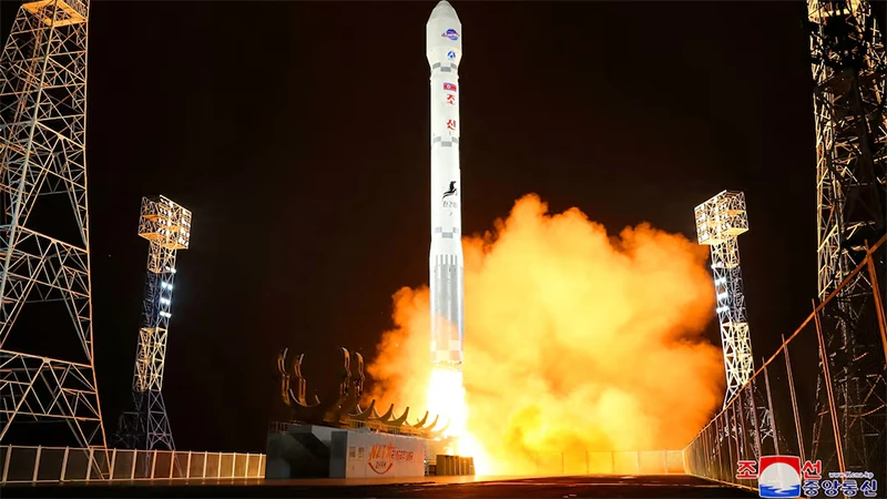Vụ phóng tên lửa mang theo vệ tinh do thám Malligyong-1, tại tỉnh Bắc Gyeongsang, Triều Tiên, năm 2023. (Ảnh: KCNA/Reuters)