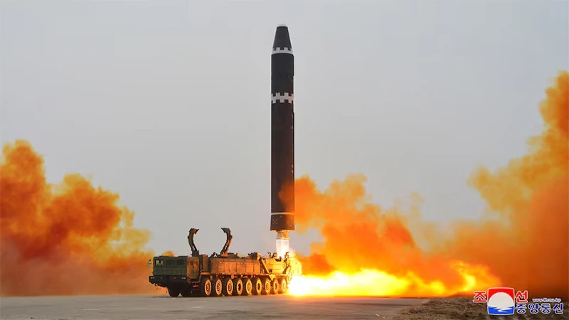 Tên lửa đạn đạo liên lục địa Hwasong-15 được phóng từ Sân bay quốc tế Bình Nhưỡng, Triều Tiên, ngày 18/2/2023. (Ảnh: KCNA)