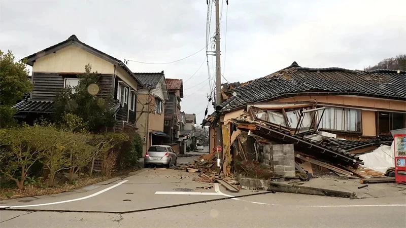 Ngôi nhà tại thành phố Wajima, Nhật Bản, bị đổ sập sau trận động đất ngày 1/1/2024. (Ảnh: REUTERS)