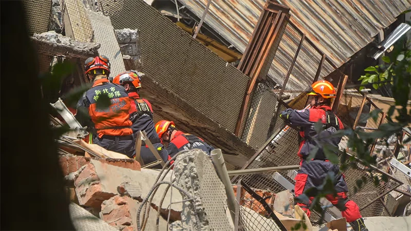 Lực lượng khẩn cấp đang xác định vị trí của các nạn nhân bị vùi lấp trong tòa nhà bị sập sau trận động đất tại Đài Loan (Trung Quốc), ngày 3/4/2024. (Ảnh: Getty Images)