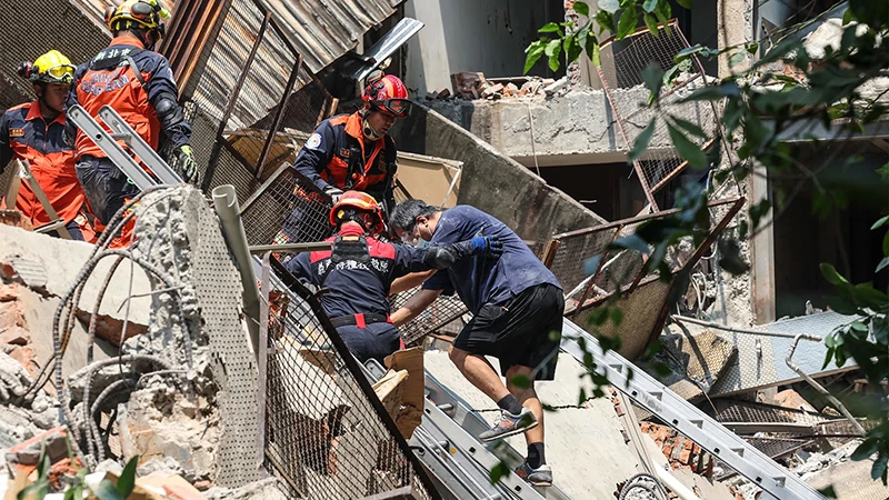 Lực lượng khẩn cấp giúp người dân thoát khỏi đống đổ nát. (Ảnh: Getty Images)