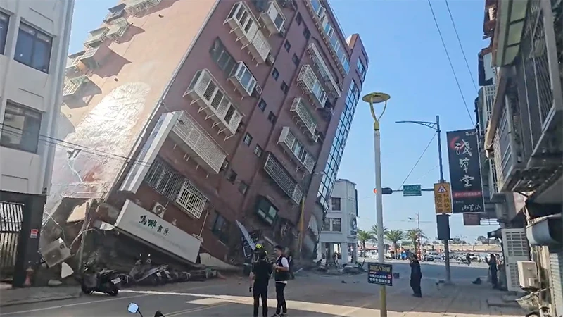 Tòa nhà bị sập tại huyện Hoa Liên, phía đông Đài Loan (Trung Quốc), ngày 3/4/2024. (Ảnh: AP)