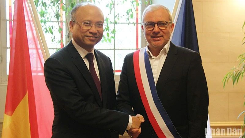 Chào đón Đại sứ Đinh Toàn Thắng tới thăm và làm việc tại Nevers, Thị trưởng Denis Thuriot đánh giá cao mối quan hệ hợp tác và hữu nghị truyền thống Việt Nam-Pháp. (Ảnh: Khải Hoàn)