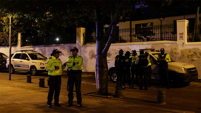 Cảnh sát Ecuador đứng bên ngoài Đại sứ quán Mexico, ngày 5/4/2024. (Ảnh: Reuters)