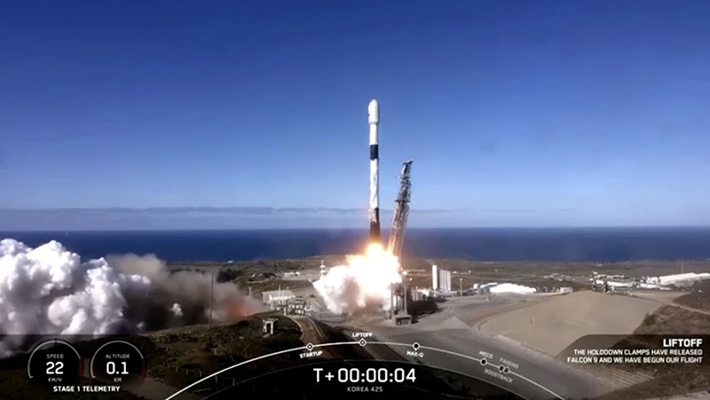 Tên lửa SpaceX Falcon 9 mang theo vệ tinh do thám đầu tiên của Hàn Quốc được phóng từ California, Mỹ, tháng 12/2023. (Ảnh: Reuters)