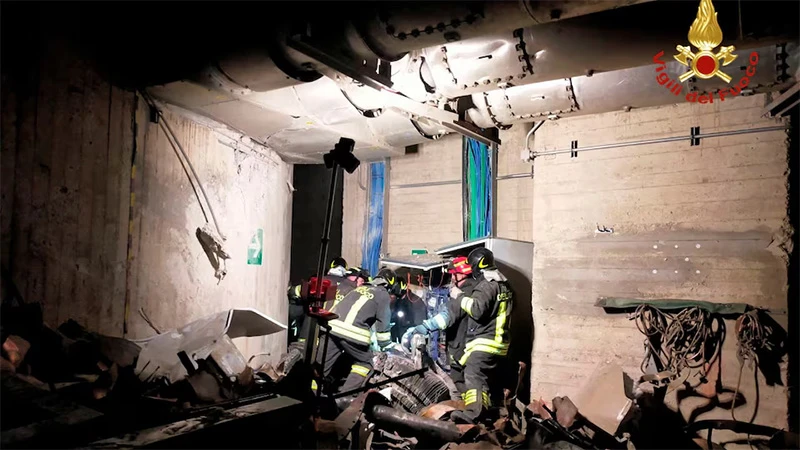 Lực lượng cứu nạn làm việc tại hiện trường vụ nổ nhà máy thủy điện ở Bargi, Italia, ngày 9/4/2024. (Ảnh: Reuters)