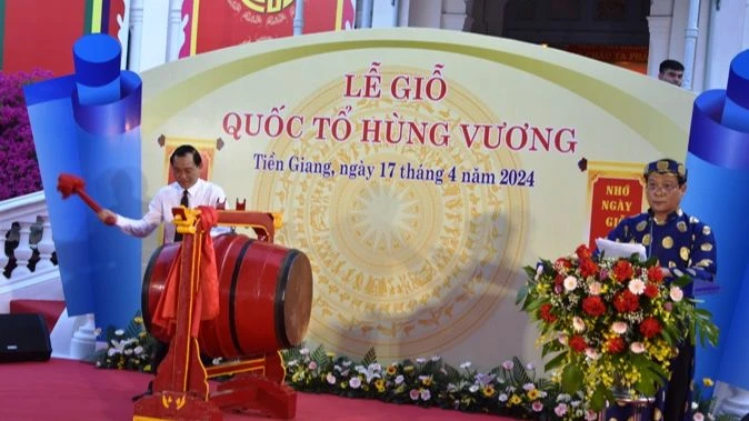 Chủ tịch Ủy ban nhân dân tỉnh Tiền Giang Nguyễn Văn Vĩnh đánh trống khai lễ.