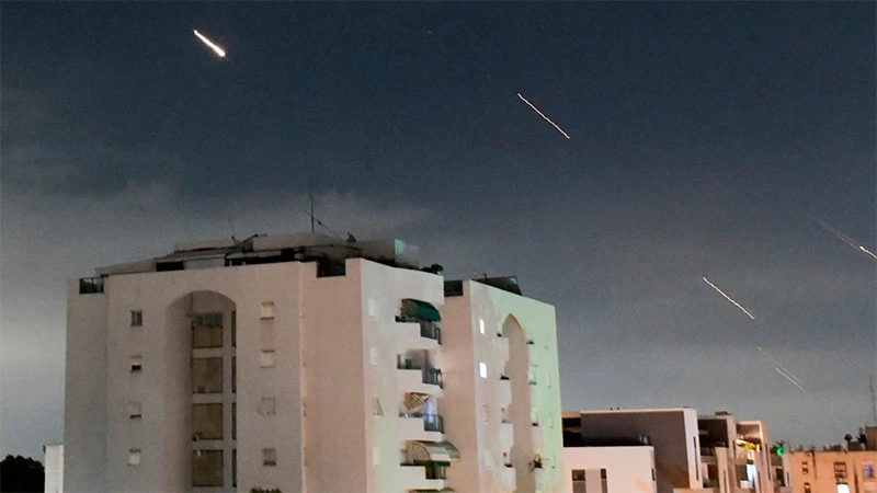 Hệ thống phòng không của Israel đánh chặn tên lửa được phóng từ Iran, ngày 14/4/2024. (Ảnh: Reuters)