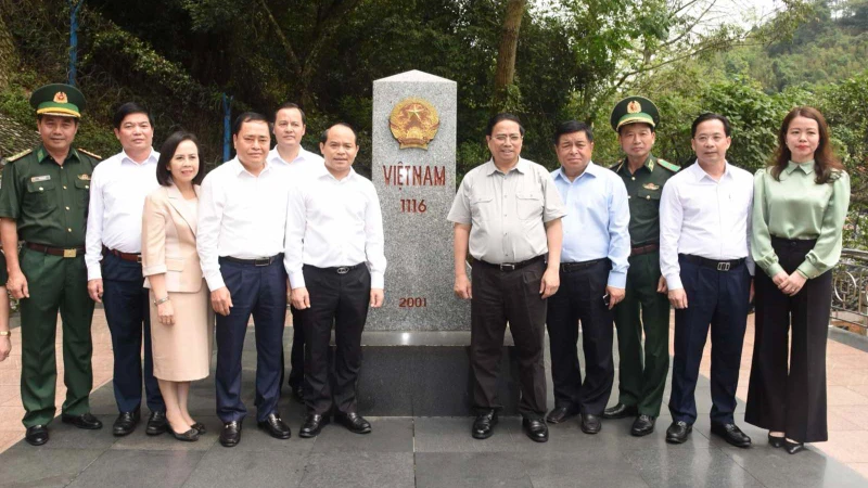 Thủ tướng Phạm Minh Chính thăm Cột mốc số 1116 tại khu vực Cửa khẩu quốc tế Hữu Nghị.(Ảnh: TRẦN HẢI)