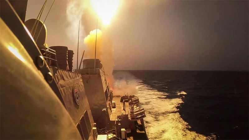 Tàu khu trục gắn tên lửa dẫn đường USS Carney của Mỹ đánh chặn tên lửa và thiết bị bay không người lái của lực lượng Houthi trên Biển Đỏ. (Ảnh: AFP/TTXVN)