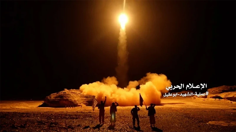 Hình ảnh từ video cho thấy phiến quân Houthi phóng một tên lửa đạn đạo từ thủ đô Sanaa (Yemen). (Ảnh: AFP/TTXVN)
