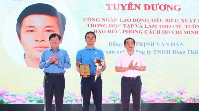 Khen thưởng công nhân tiêu biểu "Học tập và làm theo tư tưởng, đạo đức, phong cách Hồ Chí Minh".