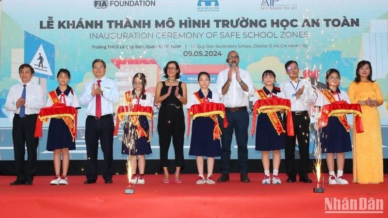 Các đại biểu cắt băng khánh thành Mô hình trường học an toàn tại Trường THCS Lê Quý Đôn (Thành phố Hồ Chí Minh).
