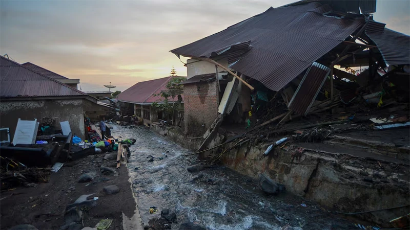 Ngôi nhà bị hư hại tại khu vực chịu ảnh hưởng bởi mưa lớn gây lũ quét ở Agam, tỉnh Tây Sumatra, Indonesia, ngày 15/5/2024. (Ảnh: Antara Foto)