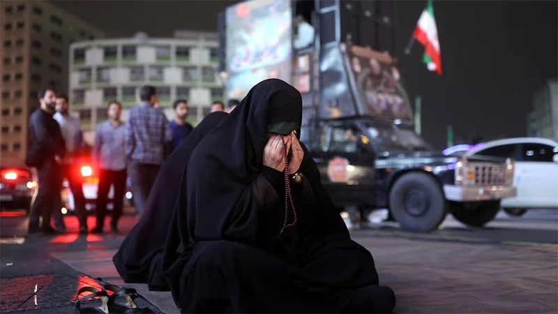 Người dân tại thủ đô Tehran cầu nguyện cho Tổng thống Iran Ebrahim Raisi sau khi biết tin trực thăng chở ông gặp nạn, ngày 19/5/2024. (Ảnh: Reuters)