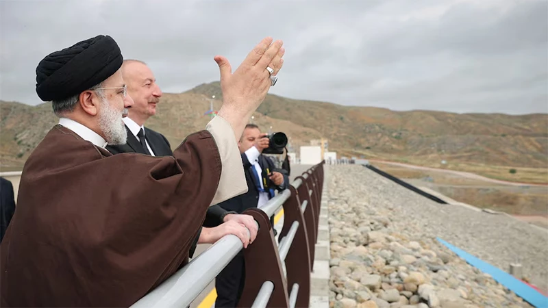 Tổng thống Iran Ebrahim Raisi và người đồng cấp Azerbaijan Ilham Aliyev tới dự lễ khánh thành đập Qiz-Qalasi tại biên giới Iran-Azerbaijan, ngày 19/5/2024. (Ảnh: WANA/REUTERS) 