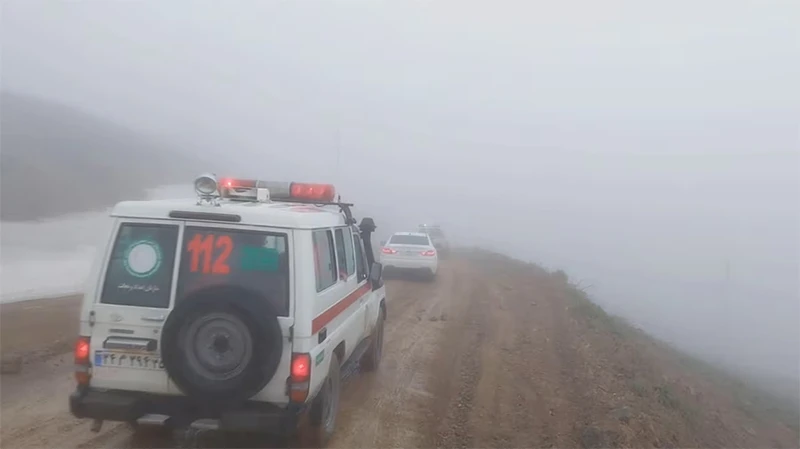Xe của lực lượng cứu nạn di chuyển trong điều kiện thời tiết xấu tại tỉnh Đông Azerbaijan, Iran, ngày 19/5/2024. (Ảnh: Hiệp hội Trăng lưỡi liềm đỏ Iran)