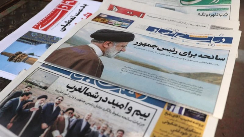 Tin tức về Tổng thống Iran Ebrahim Raisi được đăng trên trang nhất của nhiều tờ báo. (Ảnh: WANA/REUTERS)