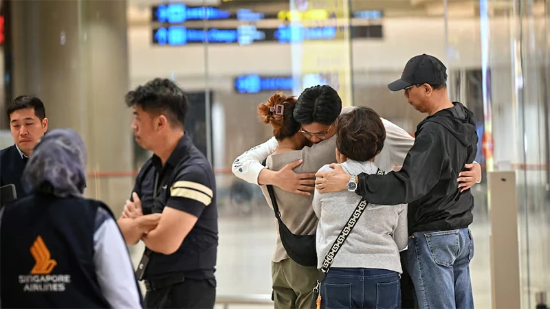 Một hành khách trên chuyến bay gặp sự cố đã đến sân bay Changi ở Singapore ngày 22/5/2024. (Ảnh: Reuters)